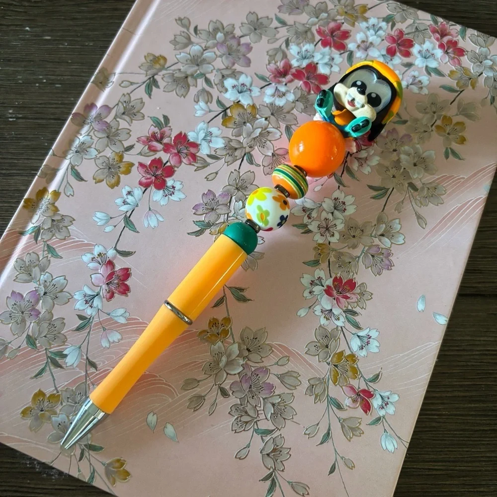 Disney Doorables: Mickey & Friends: Goofy roller skates handmade beaded pen